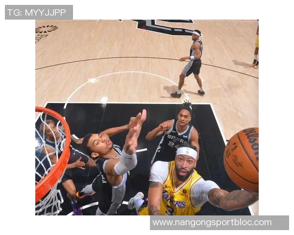 浓眉调侃三状元比一手势称自己拥有大学冠军荣耀